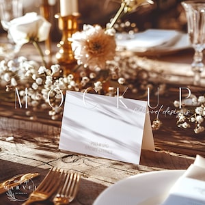 Mockup di biglietto piegato Mockup di biglietto da tavolo Mockup di biglietto da buffet Mockup di biglietto da buffet a tenda Mockup di biglietto da tavolo a tenda Stile minimalista