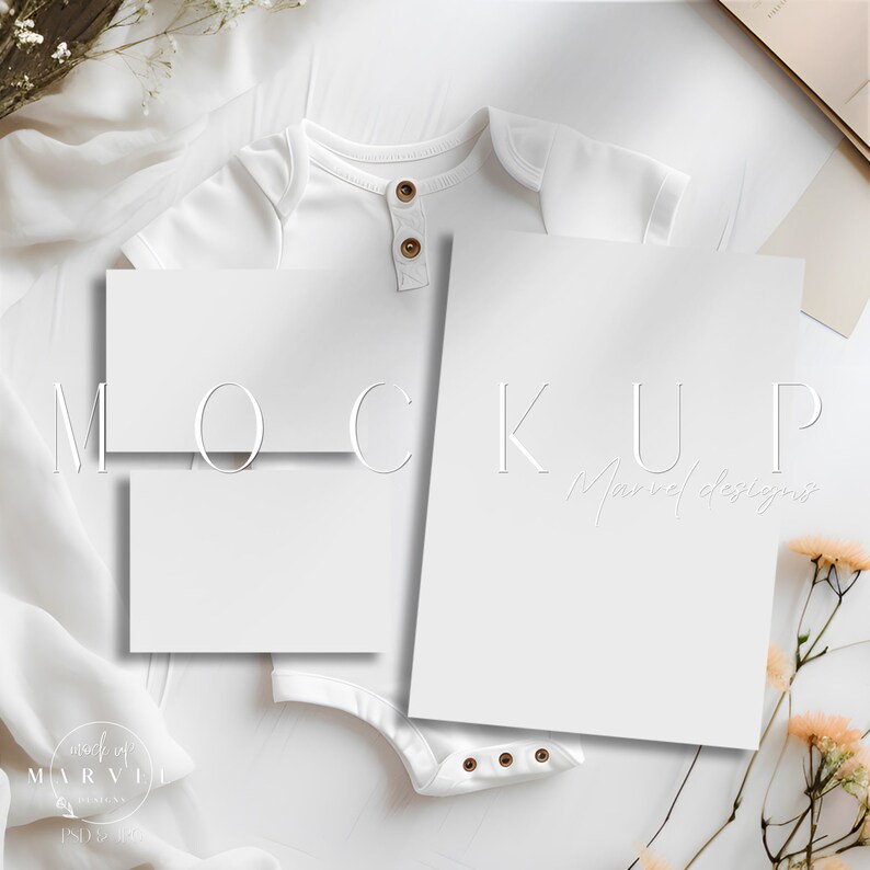 Pode incluir: Um macac&atilde;o branco para beb&ecirc; com fecho de bot&atilde;o e dois cart&otilde;es em branco sobre uma superf&iacute;cie branca. Os cart&otilde;es s&atilde;o perfeitos para adicionar o seu pr&oacute;prio texto ou design. O texto "MOCKUP" est&aacute; escrito em branco nos cart&otilde;es. O texto "Marvel designs" est&aacute; escrito em branco no cart&atilde;o da direita.