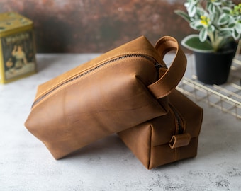 Personalized Leather Toiletry Bag, Engraving Men&#39;s Travel Dopp Kit, Personalized Groomsmen gift, Husband, Father, Christmas gifts for dad
