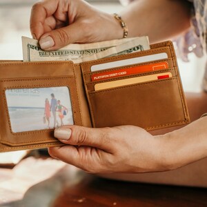 Regalo de Navidad cuero Trifold Mens Wallet, regalo para él, billetera personalizada, billetera grabada, billetera personalizada, regalo de novio para él