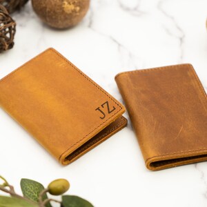 Cartera de cuero de cuero marrón, regalos personalizados para él, regalo de aniversario para novio, cartera plegable delgada minimalista, cartera de padrinos