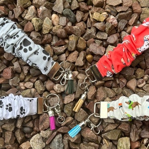 Pulseras/llaveros Scrunchie con temática de perros con borlas.