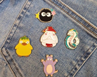 Épingles en émail sur le thème de l'anime Hayao Miyazaki Spirited Away - boule de suie, forme de dragon Haku, dieu radis, otori-sama ou canard géant, forme de souris Boh