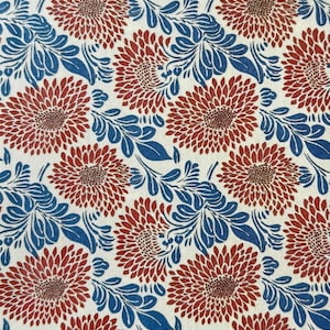 Puede incluir: Patrón repetitivo de flores rojas y hojas azules sobre fondo crema. Las flores tienen centros marrones. El patrón simétrico y decorativo es ideal para textiles o papel pintado.