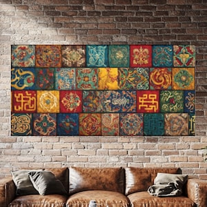 Könnte beinhalten: Ein großes, rechteckiges Wandkunstwerk mit einem Mosaik aus farbenfrohen, gemusterten Fliesen. Das Kunstwerk hängt über einem braunen Ledersofa in einem Raum mit einer Backsteinmauer. Die Fliesen zeigen verschiedene Designs in Rot-, Blau-, Gelb- und Grüntönen.
