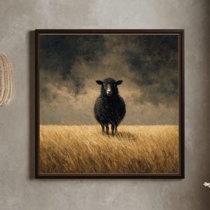 Puede incluir: Una obra de arte enmarcada representa una oveja negra de pie en un campo de hierba dorada bajo un cielo tormentoso. La obra está enmarcada en un marco marrón oscuro y cuelga de una pared de tonos neutros. La escena evoca una sensación de soledad y belleza natural.