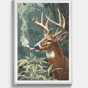 Könnte beinhalten: Gerahmter Kunstdruck mit einem Hirsch, der in einem Wald eine Zigarette raucht. Der Hirsch hat braunes Fell, ein großes Geweih und einen weißen Fleck am Hals. Der Hintergrund ist grün und blau, mit Cannabispflanzen im Vordergrund.