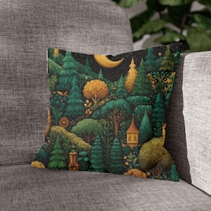 Puede incluir: Cojín cuadrado con un diseño de bosque de fantasía. El diseño presenta una luna creciente, estrellas y varios árboles en tonos verdes, dorados y marrones. También se ve una pequeña casa con tejado rojo.