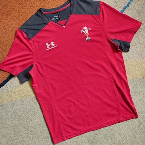 RARE WRU Wales Rugby Union Under Armor Rugby Shirt Jersey Men&#39;s Size M 19&#39; Retro Wales Rugby Union Jersey Under Armor Heat Gear Shirt