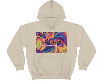 Puede incluir: Una sudadera con capucha beige con un diseño abstracto colorido y la palabra árabe "khoobsurat" que significa "hermosa" en inglés.