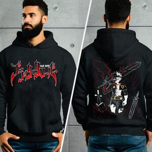 Może przedstawiać: Czarna bluza z kapturem z czerwono-białym nadrukiem postaci z anime Black Clover. Na przodzie bluzy widnieje napis "Black Clover" w stylizowanym foncie.