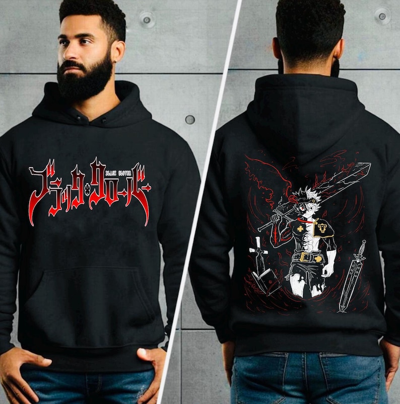 Może przedstawiać: Czarna bluza z kapturem z czerwono-białym nadrukiem postaci z anime Black Clover. Na przodzie bluzy widnieje napis "Black Clover" w stylizowanym foncie.