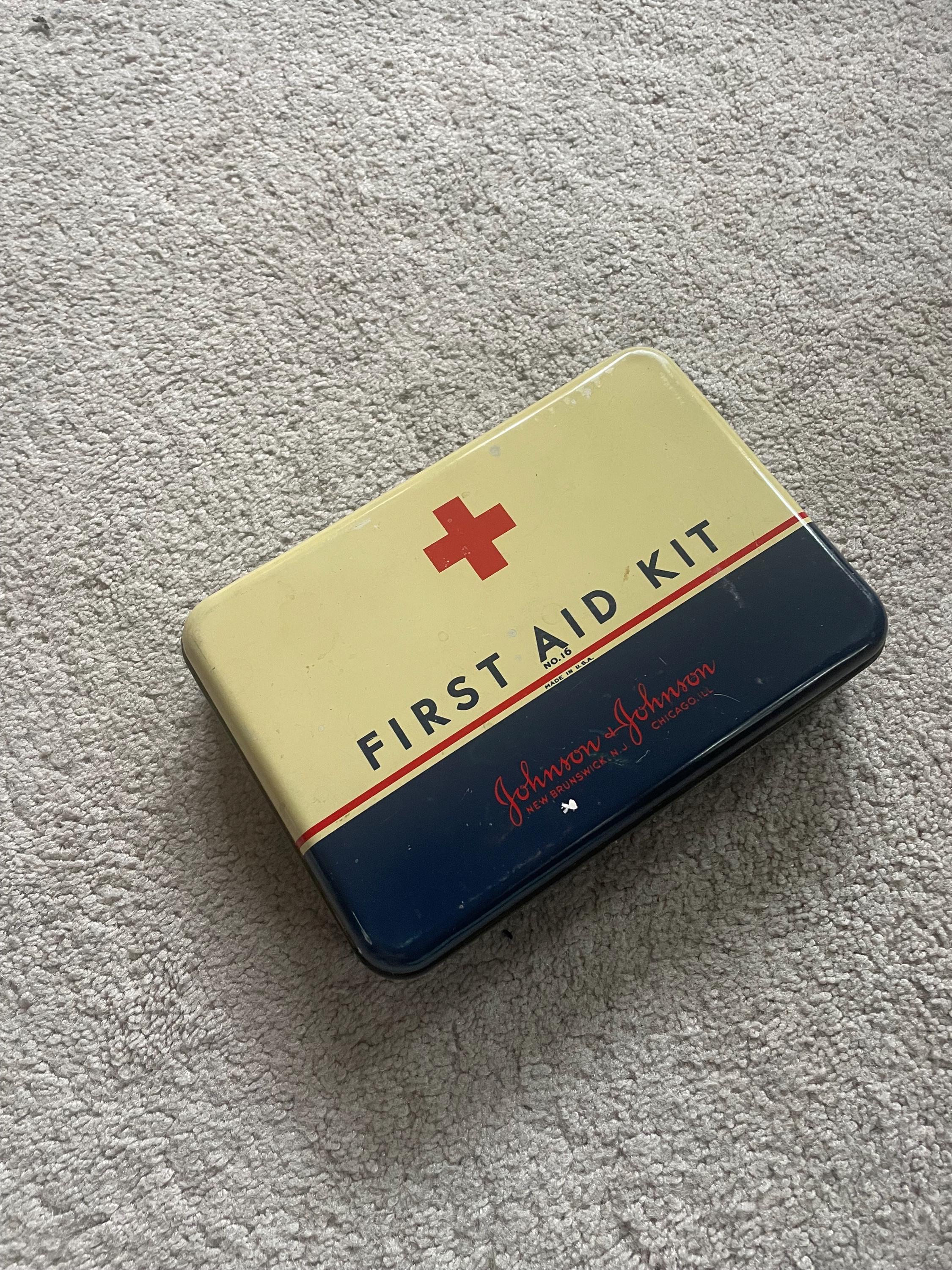 Vintage johnson and johnson first aid kit - Etsy 日本