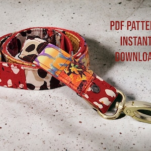 Może przedstawiać: Kolorowy pasek z tkaniny z pozłacanym metalowym zapięciem. Pasek wykonany jest z tkaniny patchworkowej z różnymi wzorami i kolorami. W obrazie widoczny jest tekst "PDF PATTERN: INSTANT DOWNLOAD".