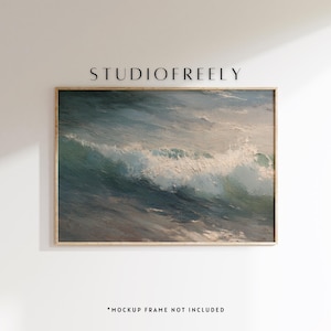 Puede incluir: Una impresión artística enmarcada que representa un paisaje marino con una ola rompiendo. La obra de arte utiliza tonos de azul, gris y blanco, con el texto "STUDIOFREELY" en la parte superior. El marco es de color madera clara. El texto "*MOCKUP FRAME NOT INCLUDED" está en la parte inferior.