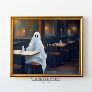 Puede incluir: Una figura de fantasma blanco se sienta sola en una mesa en un restaurante de poca luz. El fantasma lleva una sábana blanca y tiene dos ojos negros. El restaurante tiene mesas y sillas de madera, y las paredes son de color azul oscuro. Hay ventanas en el fondo, y las luces están encendidas.