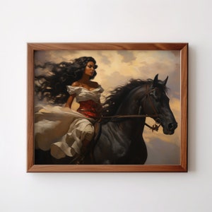 Op de afbeelding: Een vrouw met lang zwart haar rijdt op een zwart paard tegen een bewolkte lucht. Ze draagt een witte jurk met een rood korset en een bruine riem. Het paard heeft een bruin lederen hoofdstel en een bruin zadel.