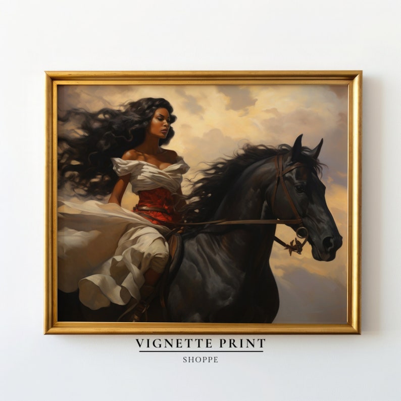 Op de afbeelding: Een schilderij van een vrouw met lang donker haar die op een zwart paard rijdt. De vrouw draagt een witte jurk met een rood korset. De achtergrond is een bewolkte lucht.