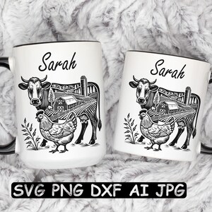 Puede incluir: Dos tazas de cer&aacute;mica blanca con asas negras. Cada taza presenta una ilustraci&oacute;n en blanco y negro de una vaca, una gallina y una escena de granja. El texto "Sarah" est&aacute; impreso en cada taza.