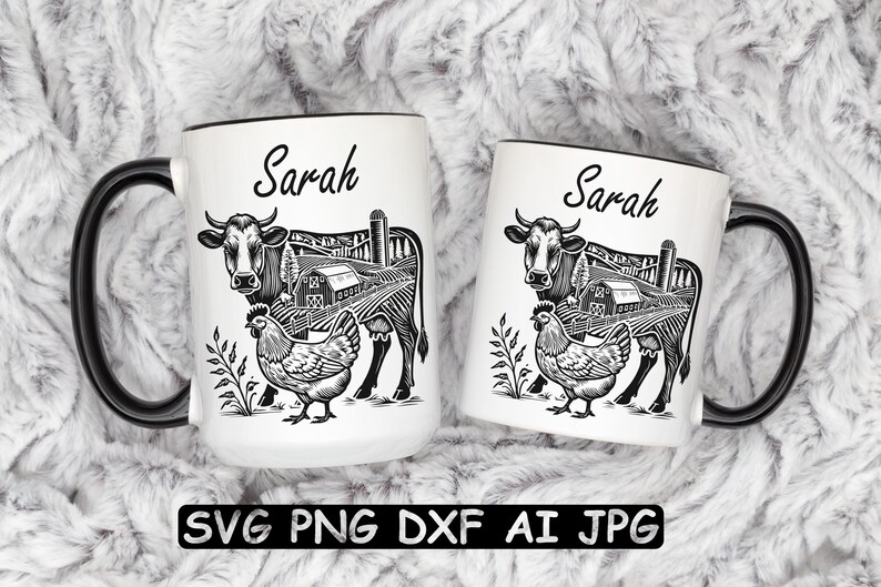 Puede incluir: Dos tazas de cer&aacute;mica blanca con asas negras. Cada taza presenta una ilustraci&oacute;n en blanco y negro de una vaca, una gallina y una escena de granja. El texto "Sarah" est&aacute; impreso en cada taza.
