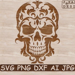 K&ouml;nnte beinhalten: Ein brauner, aus Holz geschnitzter Sch&auml;del mit aufwendigen floralen Designs. Der Sch&auml;del l&auml;chelt mit Z&auml;hnen und hat ein detailliertes Design um die Augen.
