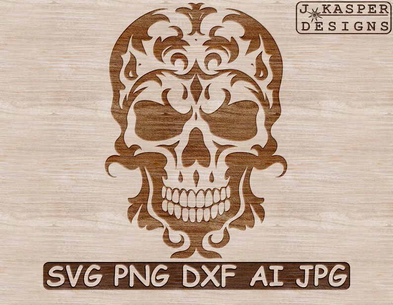 K&ouml;nnte beinhalten: Ein brauner, aus Holz geschnitzter Sch&auml;del mit aufwendigen floralen Designs. Der Sch&auml;del l&auml;chelt mit Z&auml;hnen und hat ein detailliertes Design um die Augen.