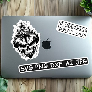 Pode incluir: Um autocolante a preto e branco com um design de caveira com um navio. O autocolante tamb&eacute;m tem o texto "SVG PNG DXF AI JPG" e "J. Kasper Designs". O autocolante est&aacute; colocado num port&aacute;til cinzento.