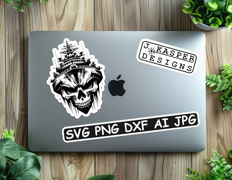 Pode incluir: Um autocolante a preto e branco com um design de caveira com um navio. O autocolante tamb&eacute;m tem o texto "SVG PNG DXF AI JPG" e "J. Kasper Designs". O autocolante est&aacute; colocado num port&aacute;til cinzento.