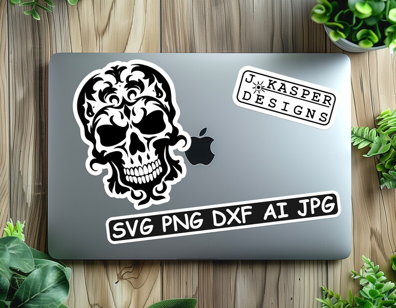 K&ouml;nnte beinhalten: Ein digitaler Download in Schwarzwei&szlig; eines Sch&auml;dels mit aufwendigen floralen Designs. Das Bild enth&auml;lt den Text "SVG PNG DXF AI JPG" und "J. Kasper Designs".