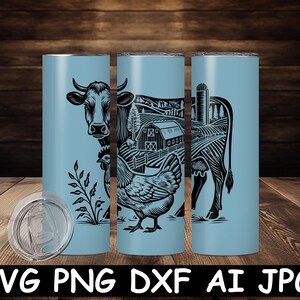 Puede incluir: Un vaso azul con una ilustraci&oacute;n en blanco y negro de una vaca, una gallina y una granja. El dise&ntilde;o recuerda a una escena de granja vintage.