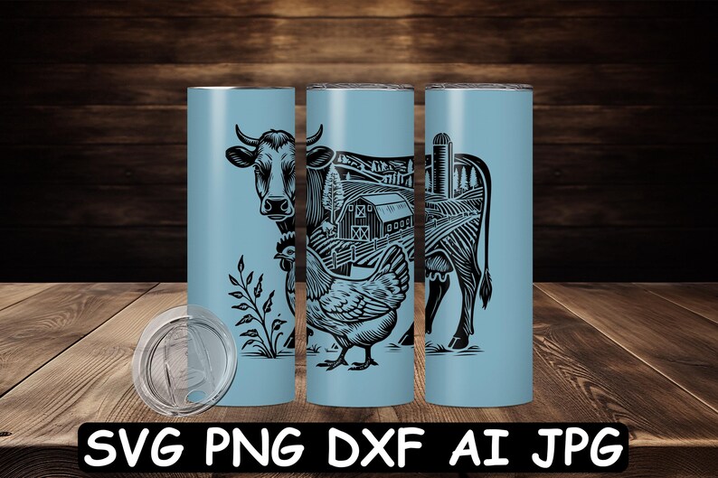Puede incluir: Un vaso azul con una ilustraci&oacute;n en blanco y negro de una vaca, una gallina y una granja. El dise&ntilde;o recuerda a una escena de granja vintage.