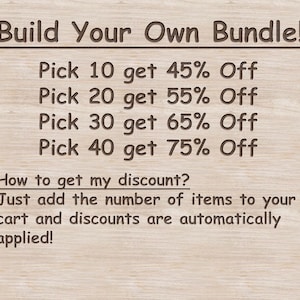 Może przedstawiać: Drewniany znak z tekstem "Build Your Own Bundle!" i listą zniżek za zakup 10, 20, 30 lub 40 artykuł&oacute;w. Tekst pod listą wyjaśnia, jak uzyskać zniżkę: "Just add the number of items to your cart and discounts are automatically applied!"