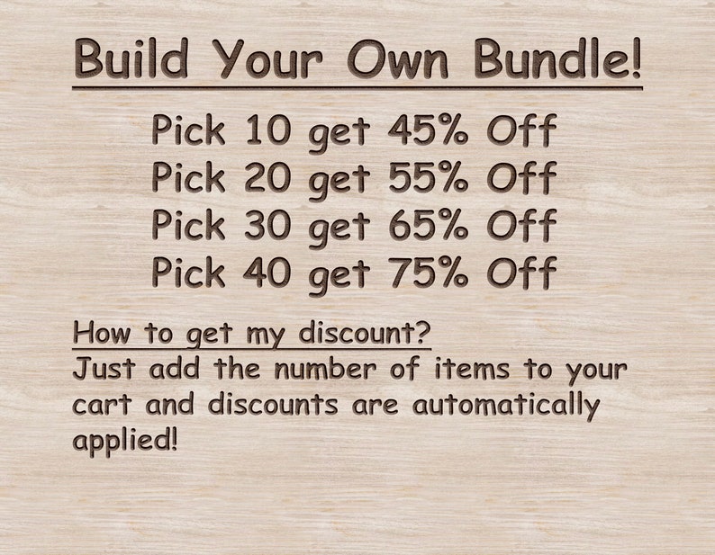 Może przedstawiać: Drewniany znak z tekstem "Build Your Own Bundle!" i listą zniżek za zakup 10, 20, 30 lub 40 artykuł&oacute;w. Tekst pod listą wyjaśnia, jak uzyskać zniżkę: "Just add the number of items to your cart and discounts are automatically applied!"