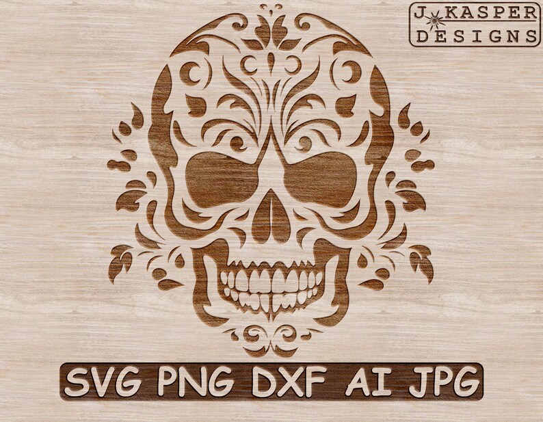 Może przedstawiać: Czerwona czaszka wyrzeźbiona w drewnie z misternymi wzorami kwiatowymi. Czaszka jest otoczona ozdobną ramką z liści i kwiat&oacute;w. Obraz zawiera tekst "SVG PNG DXF AI JPG".
