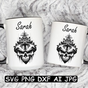 Pode incluir: Duas canecas de cer&acirc;mica brancas com al&ccedil;as e bordas pretas. Cada caneca apresenta um gr&aacute;fico em preto e branco de uma caveira com um design de navio no topo, e o nome "Sarah" acima. A parte inferior da imagem tem o texto "SVG PNG DXF AI JPG".