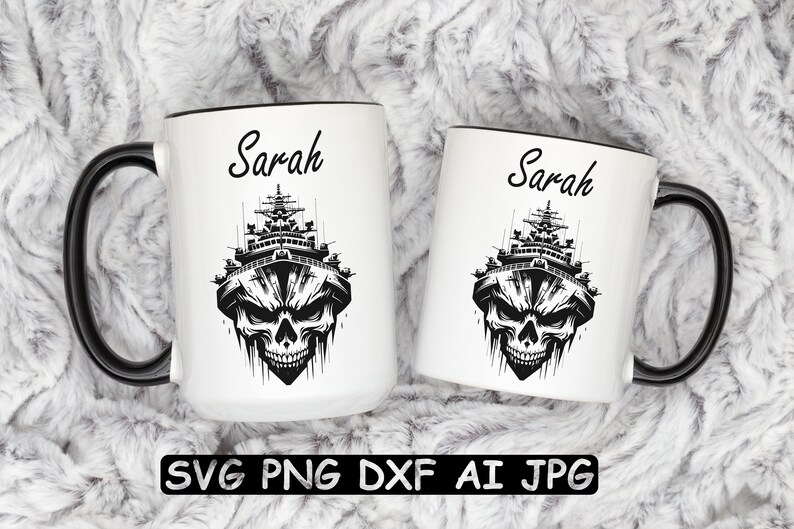 Pode incluir: Duas canecas de cer&acirc;mica brancas com al&ccedil;as e bordas pretas. Cada caneca apresenta um gr&aacute;fico em preto e branco de uma caveira com um design de navio no topo, e o nome "Sarah" acima. A parte inferior da imagem tem o texto "SVG PNG DXF AI JPG".