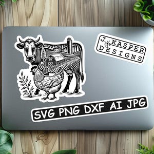 Puede incluir: Ilustraci&oacute;n en blanco y negro de una vaca, una gallina y una granja con un silo. La imagen est&aacute; en una pegatina blanca con el texto "SVG PNG DXF AI JPG" y "J. Kasper Designs" en un port&aacute;til plateado.