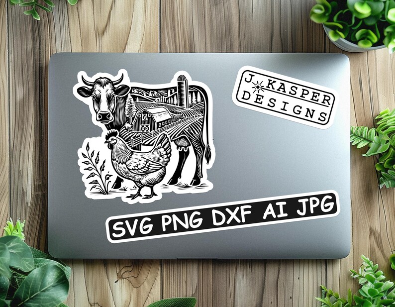 Puede incluir: Ilustraci&oacute;n en blanco y negro de una vaca, una gallina y una granja con un silo. La imagen est&aacute; en una pegatina blanca con el texto "SVG PNG DXF AI JPG" y "J. Kasper Designs" en un port&aacute;til plateado.