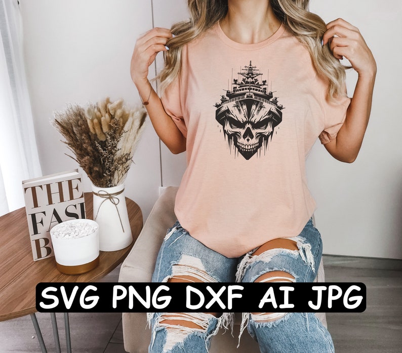 Pode incluir: Camiseta cor de p&ecirc;ssego com um design gr&aacute;fico em preto e branco de uma caveira com uma superestrutura de navio. A modelo usa jeans azuis rasgados. A parte inferior da imagem exibe o texto "SVG PNG DXF AI JPG".