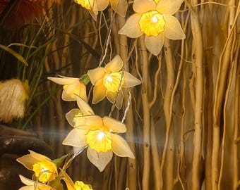スイセンのフェアリーライト - 手作りの春の花のストリングライト、イースターのテーブルデコレーションや夏のホームデコレーション用のナルキッソスの花のガーランド