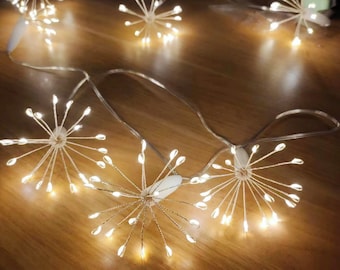Puede incluir: Una cadena de luces blancas con un diseño de estrella. Las luces están conectadas con un cable transparente y funcionan con una batería. Las luces son perfectas para agregar un toque de magia a cualquier habitación.