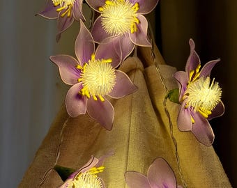 Guirnalda de luces de peonía morada con alambre de hierro, hecha a mano: decoración de mesas para bodas, ambientes para el hogar y fiestas navideñas.