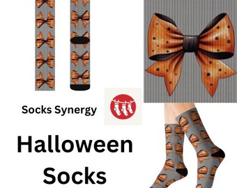 Puede incluir: Calcetines de Halloween con un fondo gris y un diseño de lazo naranja. Los calcetines se muestran en múltiples vistas, incluido un par que se usa. El texto "Halloween Socks" también es visible.