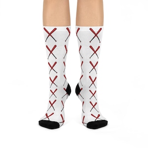 Könnte beinhalten: Weiße Socken mit einem roten Baseballschläger-Muster. Die Socken haben eine schwarze Ferse und Spitze.