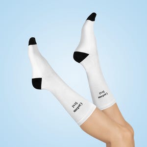 快適性とスタイルを兼ね備えたカスタムテキストクッションクルーソックス。ホリデー、カジュアルウェア、スポーツ、誕生日、ユニークなアクセサリーにぴったりのパーソナライズギフト。 画像 6