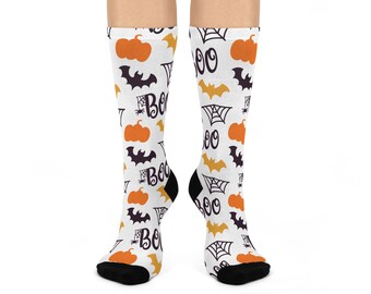Puede incluir: Calcetines blancos de Halloween con un patrón repetido de calabazas naranjas, murciélagos negros, telarañas y la palabra "Boo" en negro. Los calcetines tienen talones y dedos negros.