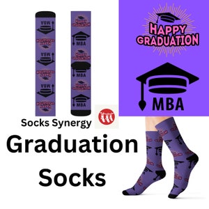 Puede incluir: Calcetines morados de graduación de MBA con un patrón repetido de gorros de graduación y las palabras "Happy Graduation" y "MBA". Los calcetines se muestran en múltiples vistas, incluso en los pies de una persona.
