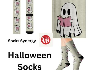 Puede incluir: Calcetines de Halloween de color beige claro con un patrón repetido de un fantasma de dibujos animados leyendo un libro. Los calcetines tienen detalles en negro y el texto "Halloween Socks".