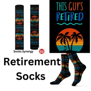 Könnte beinhalten: Schwarze Socken mit einem farbenfrohen Sonnenuntergangs- und Palmen-Design, mit dem Text "THIS GUY'S RETIRED". Die Socken werden mit einem passenden Grafikdesign auf der Verpackung gezeigt. Das Bild zeigt auch eine Person, die die Socken trägt.