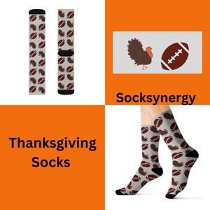 Op de afbeelding: Thanksgiving sokken met een herhaald patroon van bruine American footballs en kalkoenen op een lichtgrijze achtergrond. De sokken hebben zwarte hielen en tenen. De tekst "Thanksgiving Socks" en de merknaam "Socksynergy" zijn ook aanwezig.